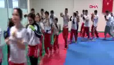 Bursa'da engelli kick boksçunun azmi görenleri kendine hayran bırakıyor