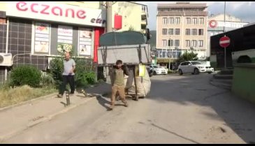 Bursa'da iki tekerlekle kamyon gibi yük çekiyor