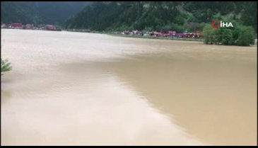 Uzungöl'ün rengi şaşkınlık yarattı