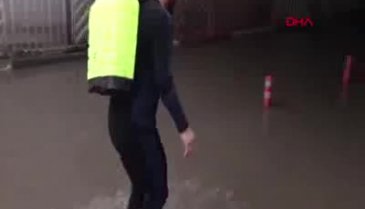 Bursa'da göle dönen caddede yüzüp, balık ağı serdiler