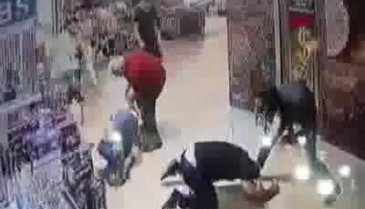Kapalıçarşı'da muştalı, biber gazlı saldırı