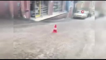 Eline sabun alan çocuk sağanak yağışta yıkandı