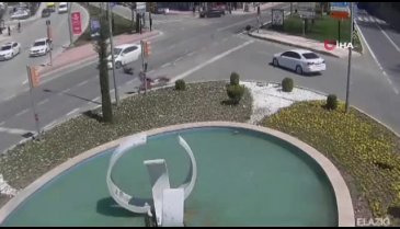 Motosiklet sürücüsünün fırladığı kaza anı kamerada
