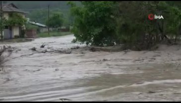 Kuvvetli sağanak D100'ü trafiğe kapattı