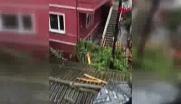 Fırtınada apartmanın çatısı uçtu