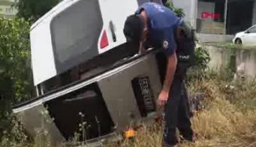 Bursa'da TIR'ın çarptığı servis minibüsü dereye yuvarlandı