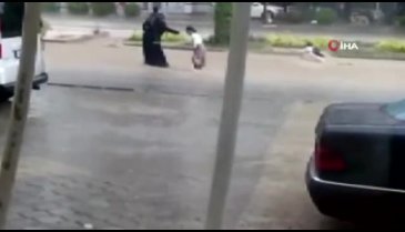 Sel çocuğu böyle sürükledi