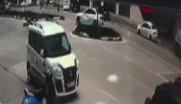 Bursa'da otomobil ile motosikletin çarpıştığı kaza anları kamerada