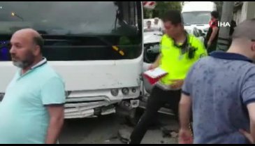 Bursa'da frenleri patlayan midibüs 2 araca çarparak durabildi: 4 yaralı