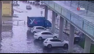 Bursa'da lüks otomobil durağa böyle daldı