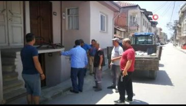 Bursa'da yalnız yaşayan kadının evinden 8 römork çöp çıktı