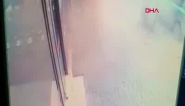 Bursa'da kahveye giren otomobilin altında kalmaktan son anda kurtuldu