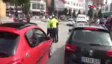 Ortalık bir anda karıştı! Kazma ile saldırdı