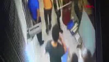 Bisikleti düşüren Suriyeli gencin darp edildiği o anlar kamerada