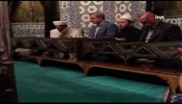Erdoğan, Eyüp Sultan Camii çıkışı halkı selamladı