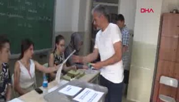 Sandık görevlileri yemin etti, oy verme işlemi başladı