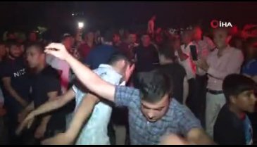 Vatandaşlardan İBB binası önünde kutlama