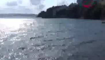 Alabora olan kayıktaki aile yüzerek kıyıya ulaştı