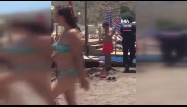 Plajda şortunu çıkaran adama meydan dayağı