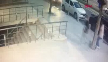 Takla atan araç kaldırıma düştü
