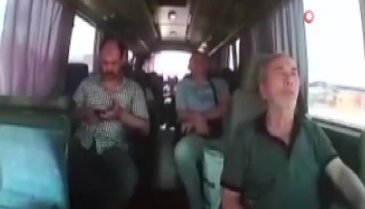 İşçi servisinin devrilme anı kameraya yansıdı
