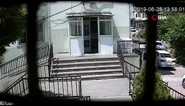 Kapkaç anı güvenlik kamerasında