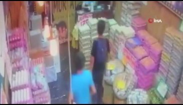 Sadaka kutusu hırsızları kamerada