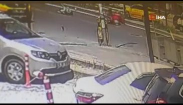 Motosikletiyle çarptığı kadını yaralı halde bırakıp kaçtı