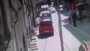 Apartman önünde oyun oynayan çocuğa ve ailesine dayak