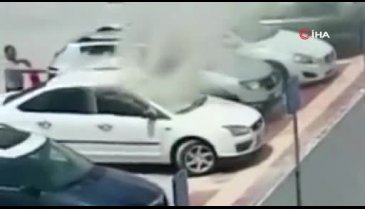 Yanan otomobildeki engelli genci böyle kurtardılar