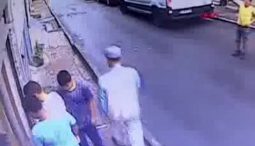 İkinci kattan düşen bebeği havada yakaladı