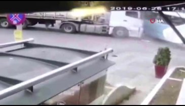 Hafriyat kamyonu halk otobüsüne çarptı