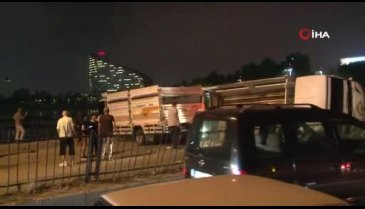 Köprü üzerinde iki kamyonet çarpıştı: 3 yaralı
