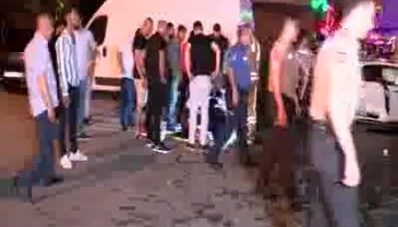Ümraniye'de lüks otomobil yayaların arasına daldı