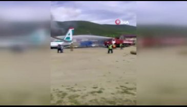 Yolcu uçağı acil iniş yaparken pistten çıktı