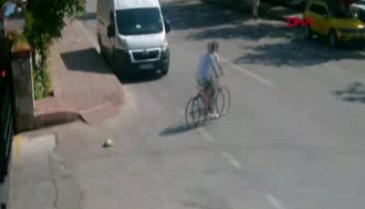Bisikletiyle yolun karşısına geçerken canından oluyordu