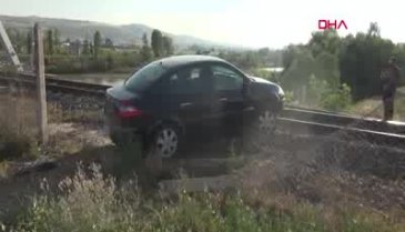 Tren yolunda büyük panik! Son anda önlendi