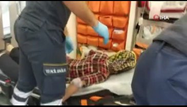 Sırtına saplanan bıçakla hastaneye kaldırıldı