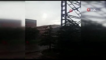 Başkent'te fırtına çatı uçurdu
