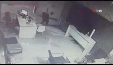 Bursa'da 'düşünceli' hırsız kamerada