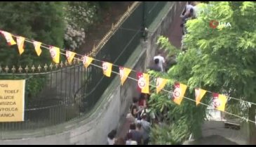 Galatasaray İlkokulu önünde uzun kuyruk