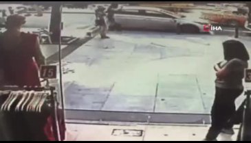 Sinir krizi geçiren kadın otomobilini parçaladı