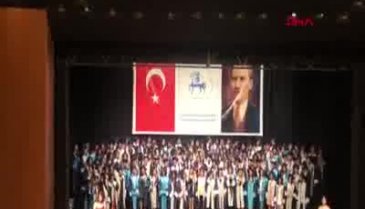 Öğrenciler mezuniyet töreninde dekana sırtlarını döndü