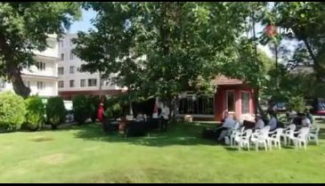 Bursa Gürsu Belediye Başkanı makam odasını belediye binasının önündeki meydana taşıdı