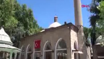 Bursa'da 600 yıllık külliyedeki mezar taşlarını kırmışlar