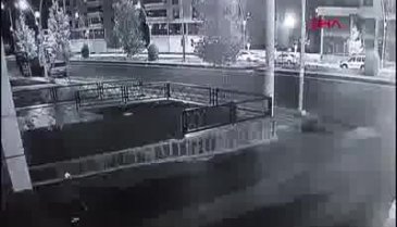 Hafif ticari aracın çarptığı kadın öldü, o anlar kamerada