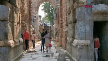 Bursa'da 2 bin yıllık tarihe, yine sprey boyalı saygısızlık