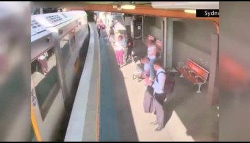 Tren ve platform arasına düşen çocuk yolcular tarafından kurtarıldı