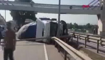 Bursa'da ay çekirdeği yüklü TIR devrildi, kara yolu trafiğe kapandı