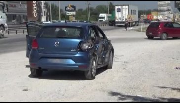 Bursa'da tır, sıkıştırdığı otomobili metrelerce sürükledi